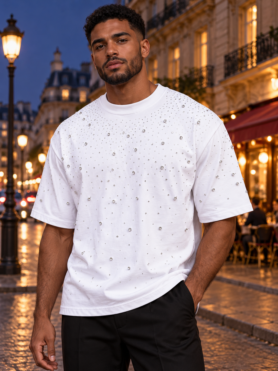 Homme portant le t-shirt à strass EYDIZ blanc à Paris, de nuit