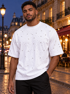 Homme portant le t-shirt à strass EYDIZ blanc à Paris, de nuit